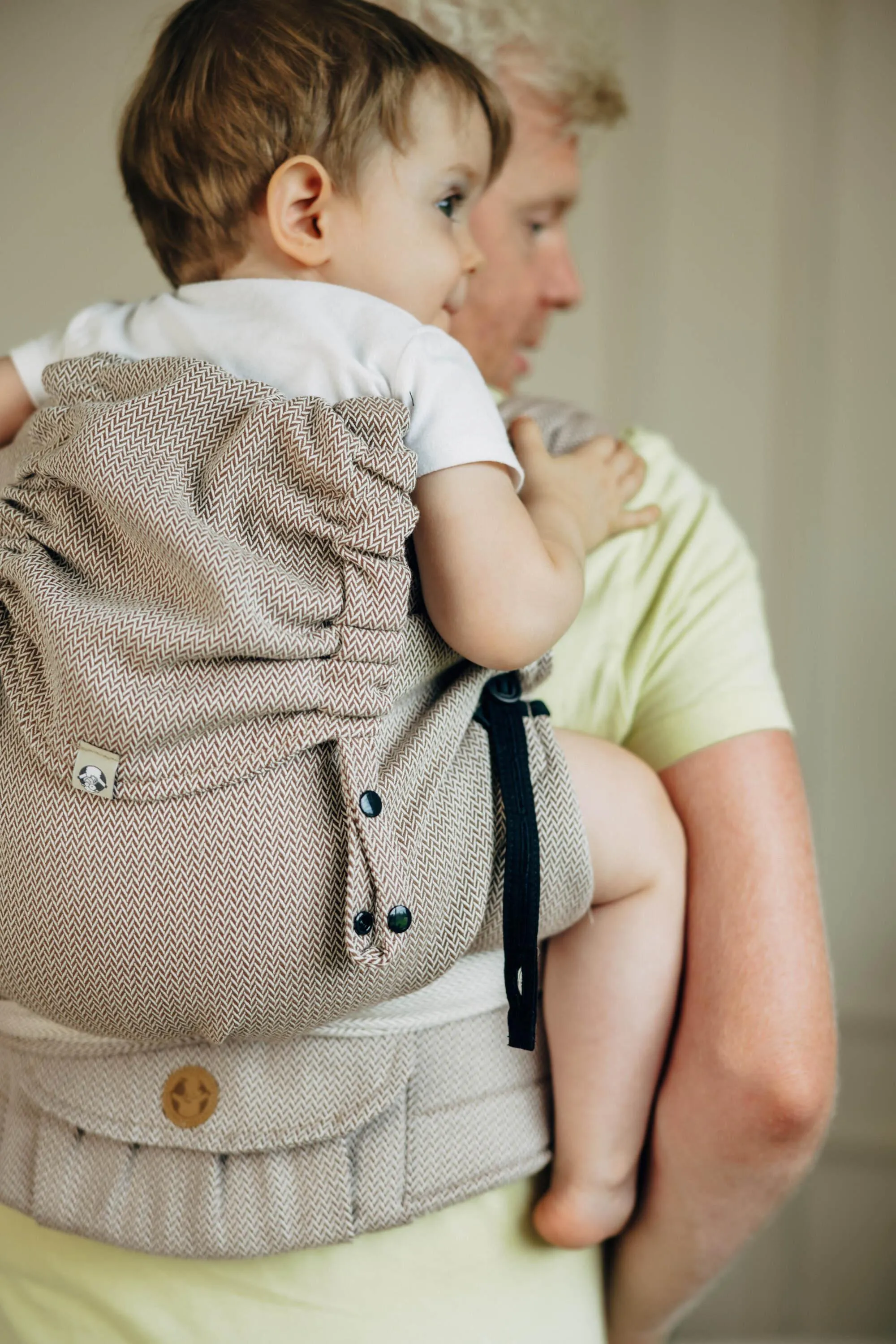 LennyLamb Preschool Hybrid Carrier Almond